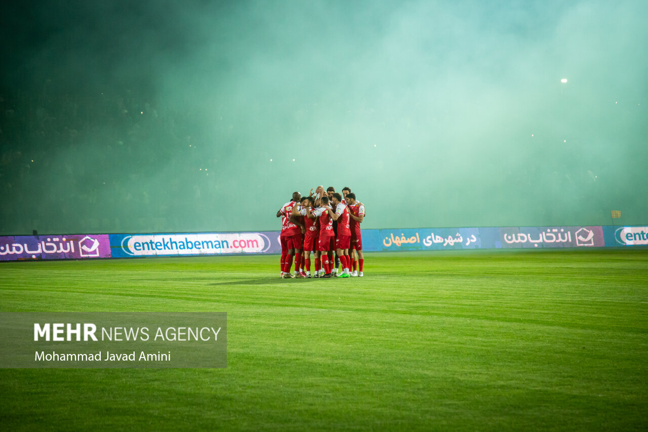 دیدار تیم‌های فوتبال شمس آذر قزوین با پرسپولیس